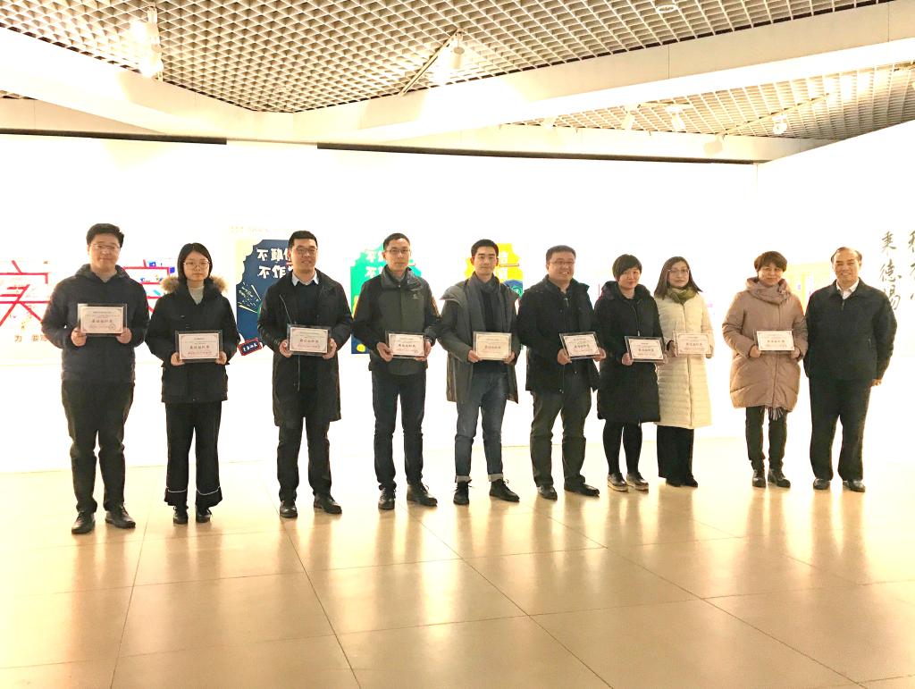 校纪委何新洲书记为获最佳组织奖的学院颁发奖牌