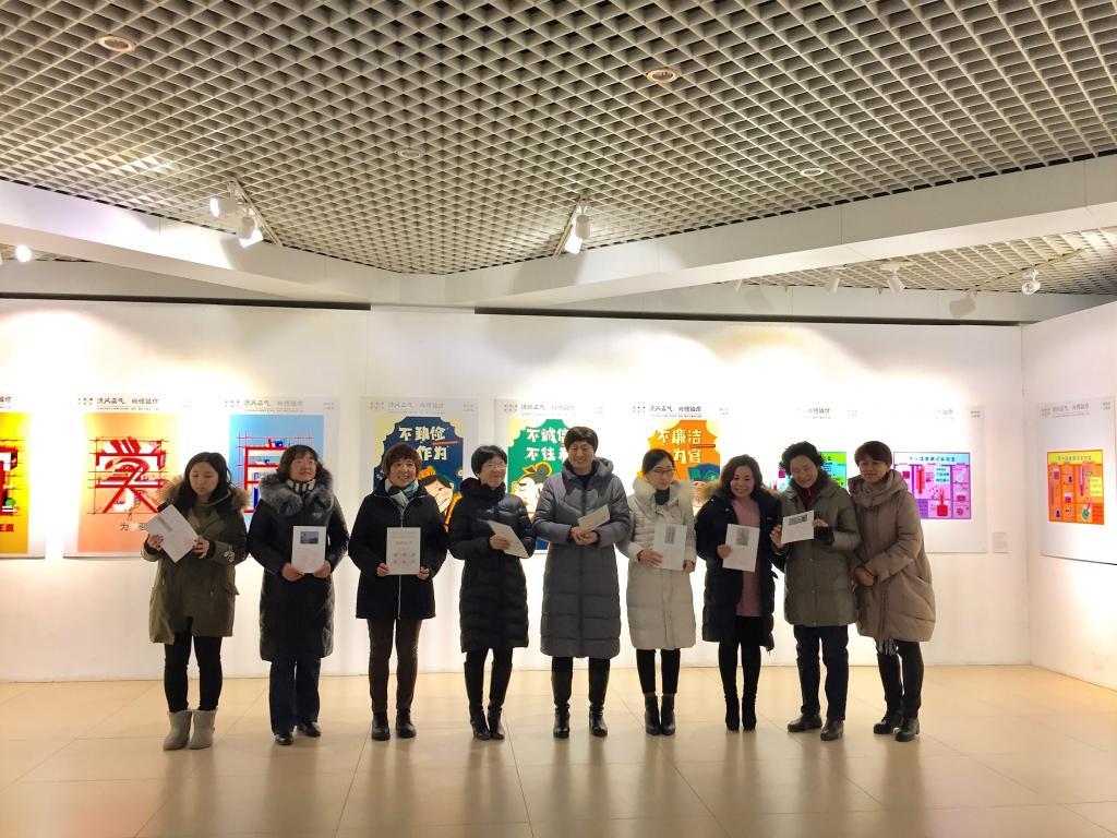 校工会程文浩常务副主席为参展教师颁发证书